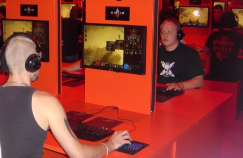 https://www.diablogame.de/media/content/GamesCom/GamesCom09_07_sub.jpg